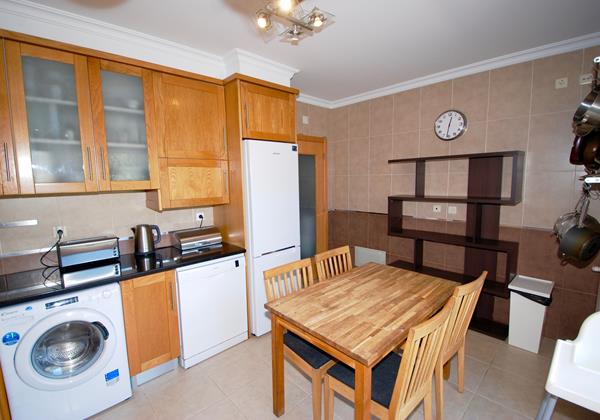Well equipped kitchen in Clementine apartment in Nazaré