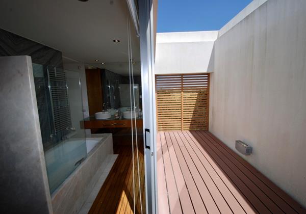 Mr & Mrs bathroom with private outside area